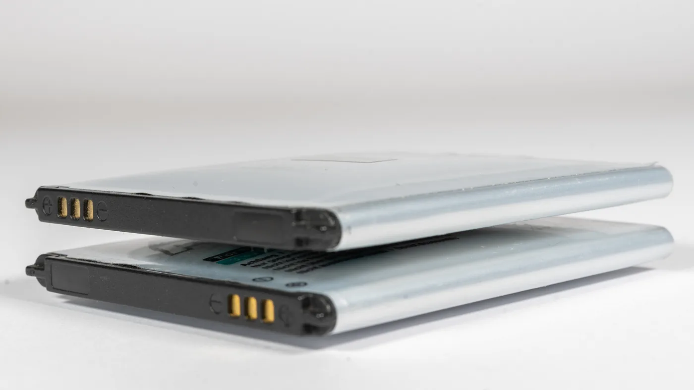 Dva ploché akumulátory s viditeľne vydutými obalmi.